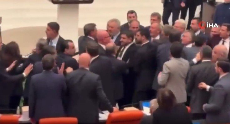 Βουλευτές έπαιξαν ξύλο για 10 λεπτά στη Βουλή της Τουρκίας – Βίντεο