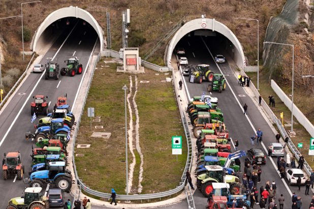 ΕΛ.ΑΣ: Τι απαντά για την εκτροπή κυκλοφορίας λόγω των αγροτικών μπλόκων