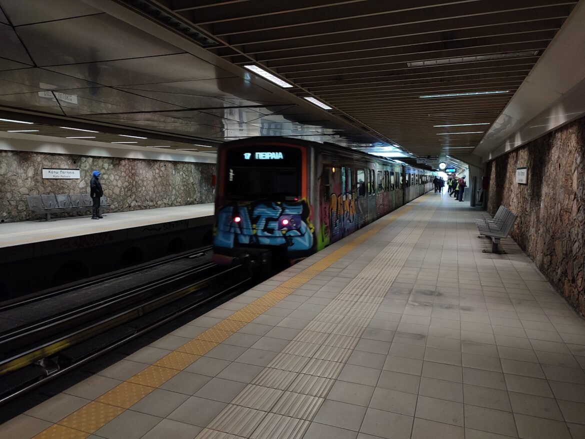 Συναγερμός στα Κάτω Πατήσια: Άτομο έπεσε στις ράγες του Ηλεκτρικού