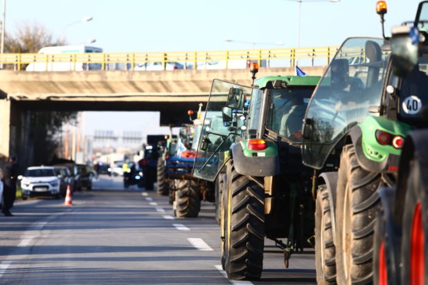 Αγρότες: Bάζουν στην άκρη τα τρακτέρ ενόψει Χριστουγέννων, θέμα ασφαλείας εγείρει η αστυνομία – Οι αναδιατάξεις που θα γίνουν από την Τρίτη 