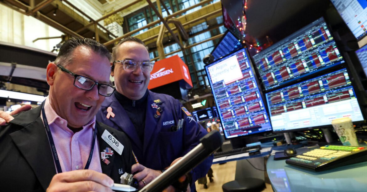 Wall Street: Με κέρδη έκλεισαν οι μετοχές στην αρχή της εορταστικής εβδομάδας – Ο S&P 500 καταγράφει τρίτη συνεχόμενη ημέρα κερδών