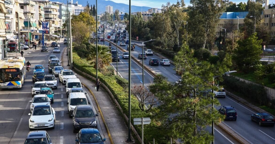 Αττική Οδός: Τροχαίο στο ύψος κόμβου Ηρακλείου φέρνει καθυστερήσεις πάνω από 30 λεπτά