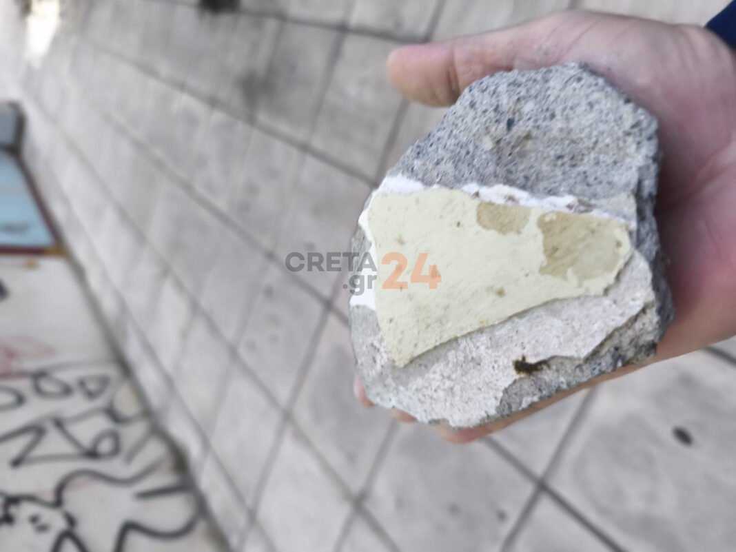 Ηράκλειο: Έπεσε σοβάς από το κτίριο του Εργατικού Κέντρου – «Κινδυνεύουν ανθρώπινες ζωές»