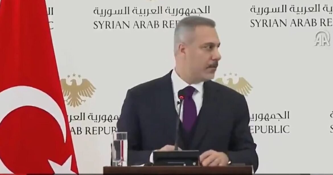 «Έκοψαν» τον Φιντάν στη Συρία την ώρα που έκανε δηλώσεις – Συγγνώμη από τη Δαμασκό