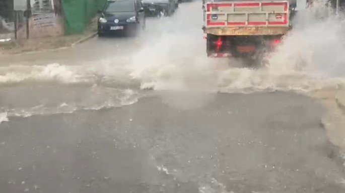 Αττική: Προβλήματα σε κεντρικούς δρόμους από την ισχυρή βροχόπτωση και το χαλάζι – ΒΙΝΤΕΟ