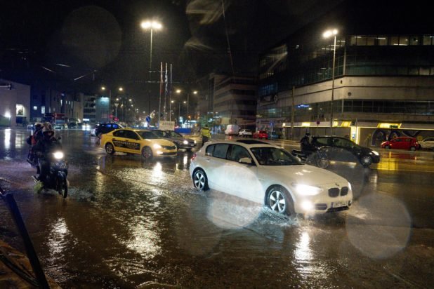 Κακοκαιρία: «Βούλιαξε» η Αττική, οι δρόμοι μετατράπηκαν σε ποτάμια, πλημμύρισαν υπόγεια – Πώς θα εξελιχθούν τα έντονα φαινόμενα