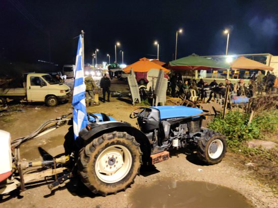 Χριστούγεννα στα μπλόκα για τους αγρότες – Με λιγότερα προβλήματα από τις προηγούμενες ημέρες η κυκλοφορία
