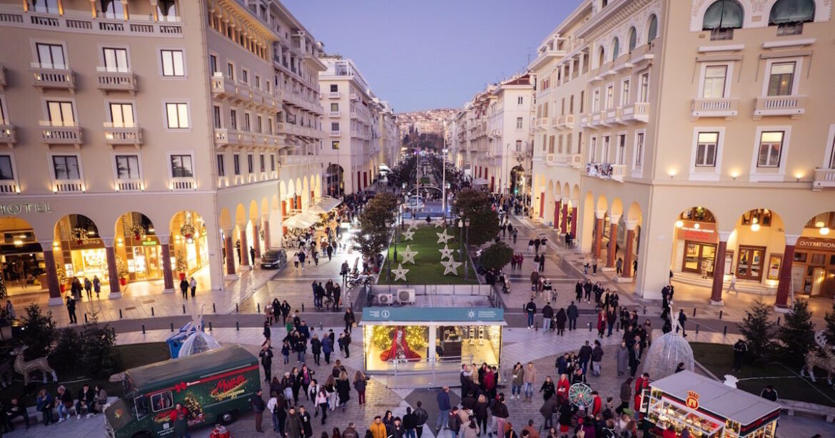 «Μύρισε Χριστούγεννα» παντού: Η εταιρεία Ε.Ι. Παπαδόπουλος «ταξίδεψε» την πιο Χριστουγεννιάτικη μπισκοτένια μυρωδιά από τα εργοστάσιά της