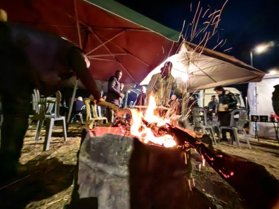 Αγρότες: Με αυτοσχέδια χριστουγεννιάτικα ρεβεγιόν και φωτιές πέρασαν τις γιορτές στα μπλόκα – Οι επόμενες