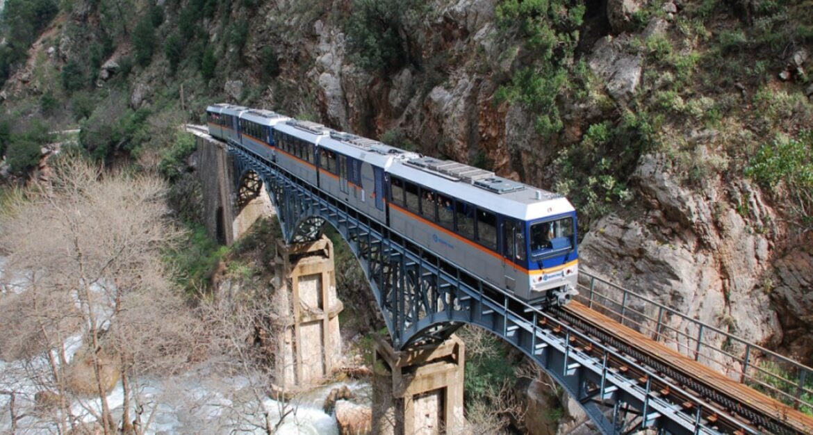 Hellenic Train: Ορειβάτες έκαναν σήμα σε τρένο να σταματήσει στη γραμμή Καλάβρυτα–Διακοπτό – Η έκκληση για