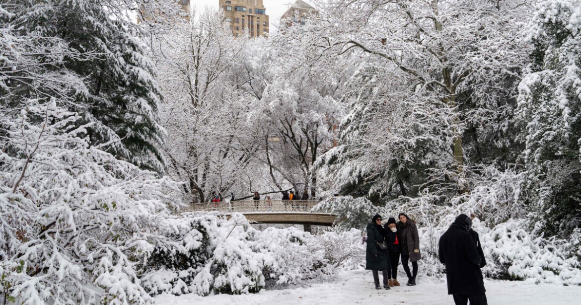 Χιονοθύελλα «παγώνει» τη Νέα Υόρκη – Πάνω από 1.600 ακυρώσεις πτήσεων (βίντεο)