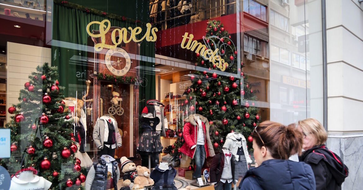 Σε ισχύ το εορταστικό ωράριο: Ανοιχτά καταστήματα και σούπερ μάρκετ την Κυριακή 28/12