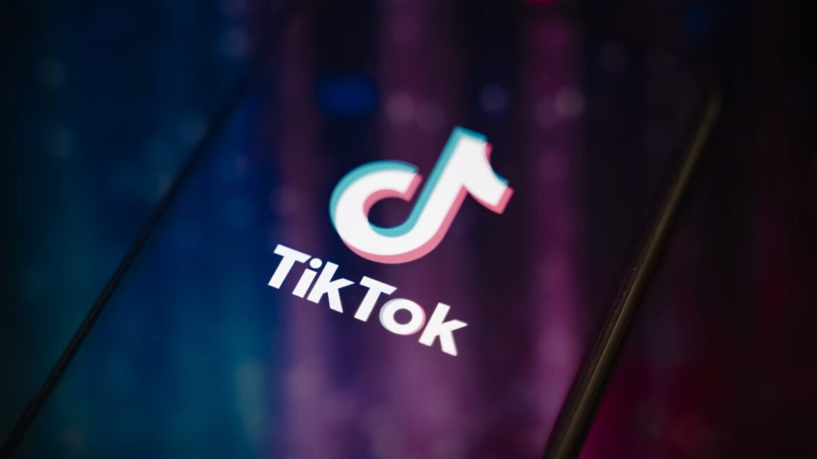 Η συμφωνία για το TikTok προχωρά, ο CEO επιβεβαιώνει την επανεκπαίδευση του αλγορίθμου στις ΗΠΑ