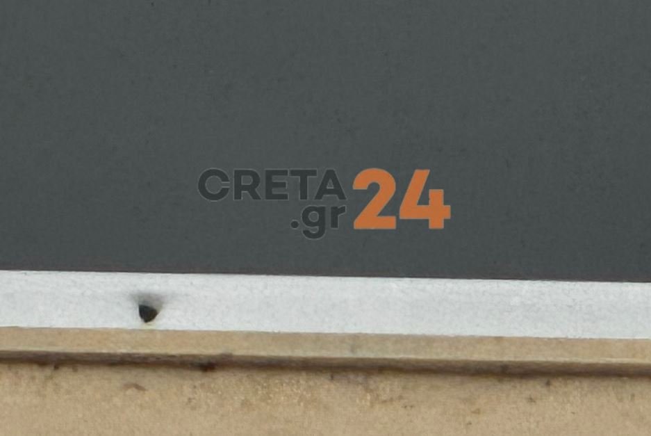 Hράκλειο: Σφαίρα από τις μπαλωθιές «καρφώθηκε» σε παράθυρο σπιτιού – «Αν περνούσε παιδί, τι θα γινόταν;» –