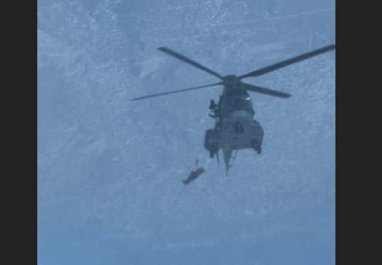 Βαρδούσια: Καρέ καρέ η ανάσυρση και μεταφορά με ελικόπτερο των σορών των 4 ορειβατών – Δείτε βίντεο