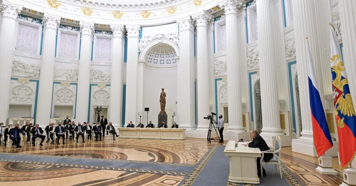 Πλούσιοι και υπάκουοι: Πώς ο Πούτιν χειρίστηκε τους «ολιγάρχες» στη διάρκεια του πολέμου