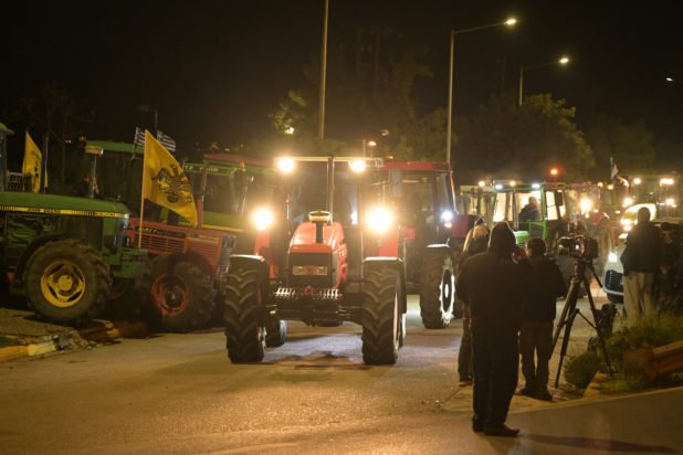 Αγρότες: «Κόβεται» στα δύο η χώρα τη Δευτέρα – Νέα πανελλαδική σύσκεψη μετά την Πρωτοχρονιά