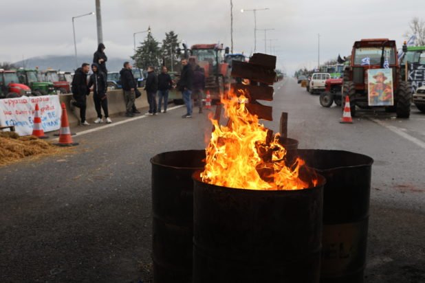 Αγρότες: Συνεχίζουν τις κινητοποιήσεις τους στο μπλόκο του Μπράλου με δίωρο αποκλεισμό παραδρόμων και