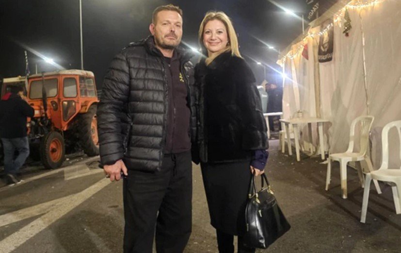 Στο αγροτικό μπλόκο της Νίκαιας η Μαρία Καρυστιανού