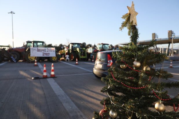 Αγρότες: Σκληραίνουν την στάση τους εν αναμονή της πανελλαδικής σύσκεψης – Πού σταματούν οι αποκλεισμοί για την έξοδο της Πρωτοχρονιάς 