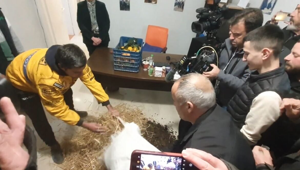 Αγρίνιο: Αγρότες μπήκαν στο γραφείο του Κωνσταντίνου Καραγκούνη – Έριξαν πορτοκάλια και σανό