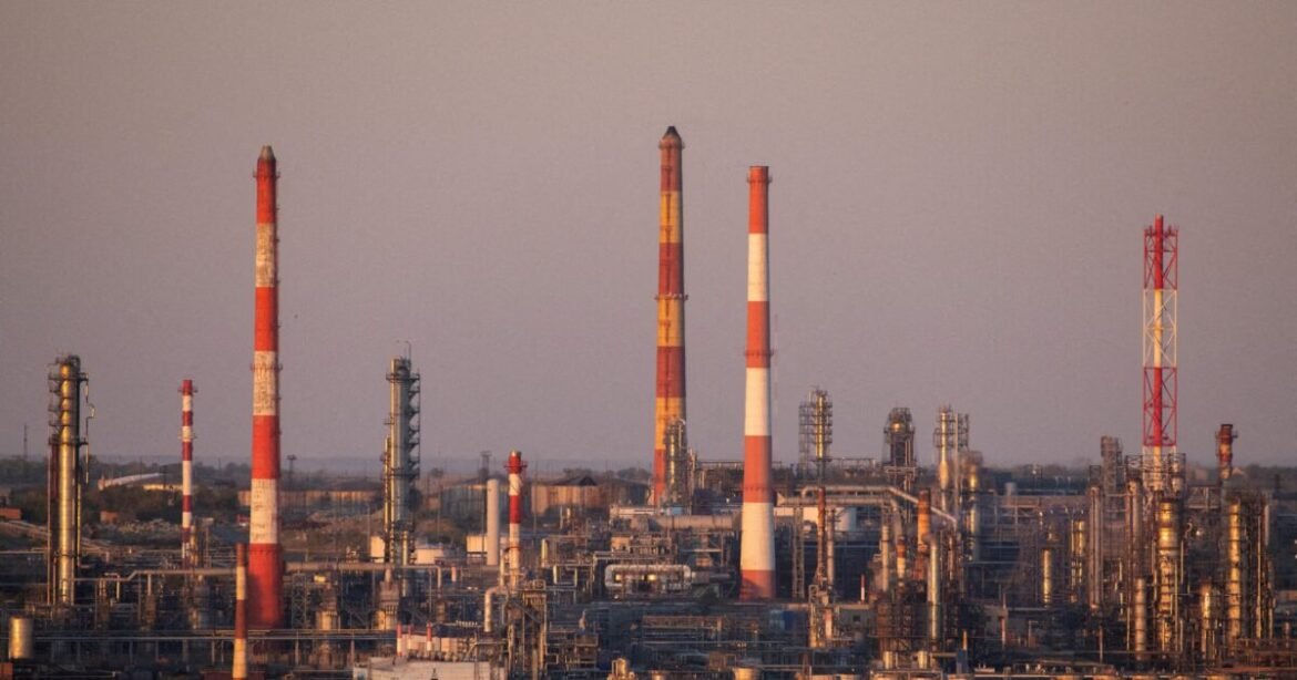 ΟΠΕΚ+: Φρενάρει την παραγωγή πετρελαίου λόγω υπερπροσφοράς – Πώς εξελίσσονται οι τιμές