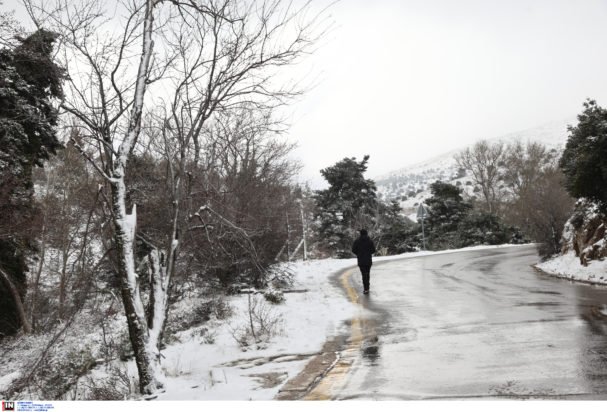 Καιρός: Θερμοκρασίες κάτω από το μηδέν στα ορεινά της Αττικής – «Νιφάδες χιονιού μέχρι τη θάλασσα», λέει ο