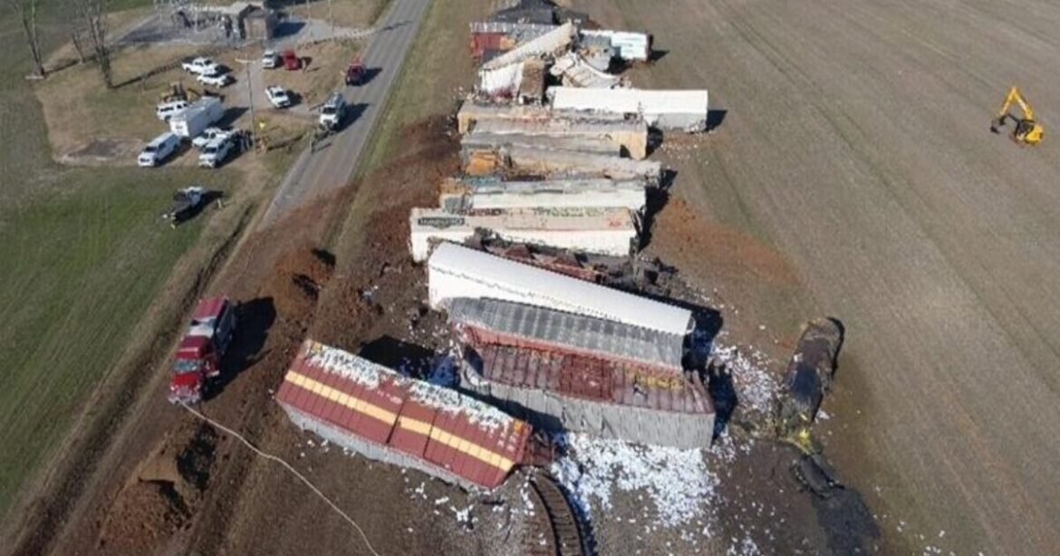 ΗΠΑ: Εκτροχιάστηκε τρένο με χημικά στο Κεντάκι (Εικόνες, Βίντεο)