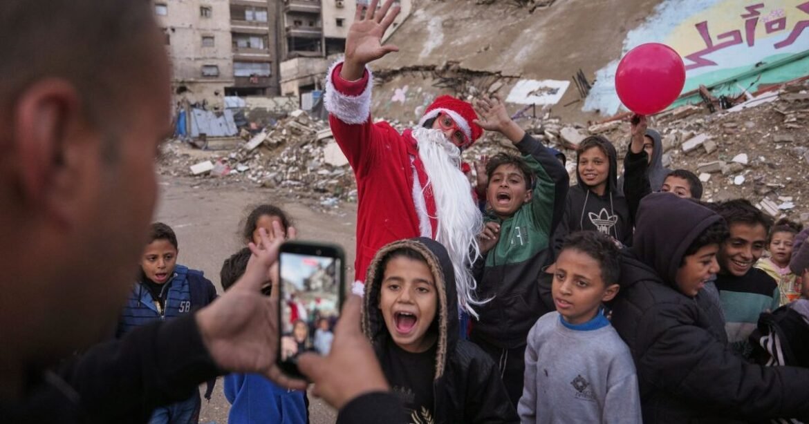Στα συντρίμμια της Γάζας ο Άη Βασίλης – Χάρισε χαμόγελα σε παιδιά (Εικόνες)