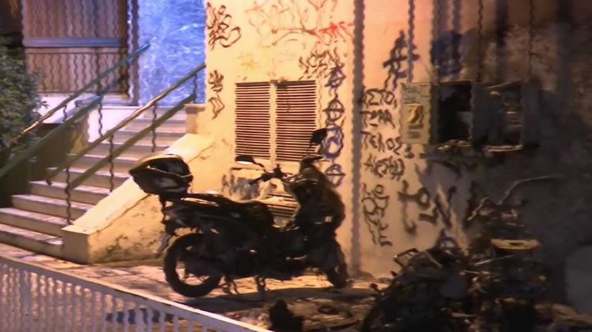 Θεσσαλονίκη: Φωτιά σε είσοδο πολυκατοικίας – Τρεις μηχανές καταστράφηκαν ολοσχερώς