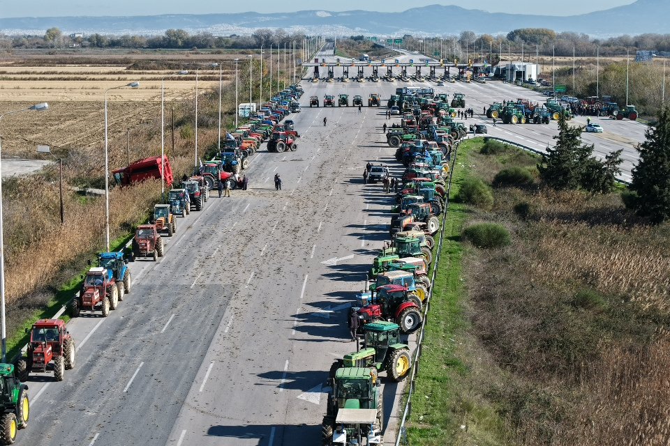 Θεσσαλονίκη: Προσωρινή παύση ενόψει Πρωτοχρονιάς στα μπλόκα των αγροτών – Ενδεχόμενη αποχώρηση των παραγωγών