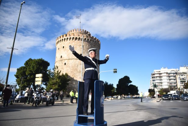 Θεσσαλονίκη: Ο τροχονόμος Ηλίας Μαλάμης ανέβηκε για τελευταία φορά στο βαρέλι της Τροχαίας – «Να προσέχουν