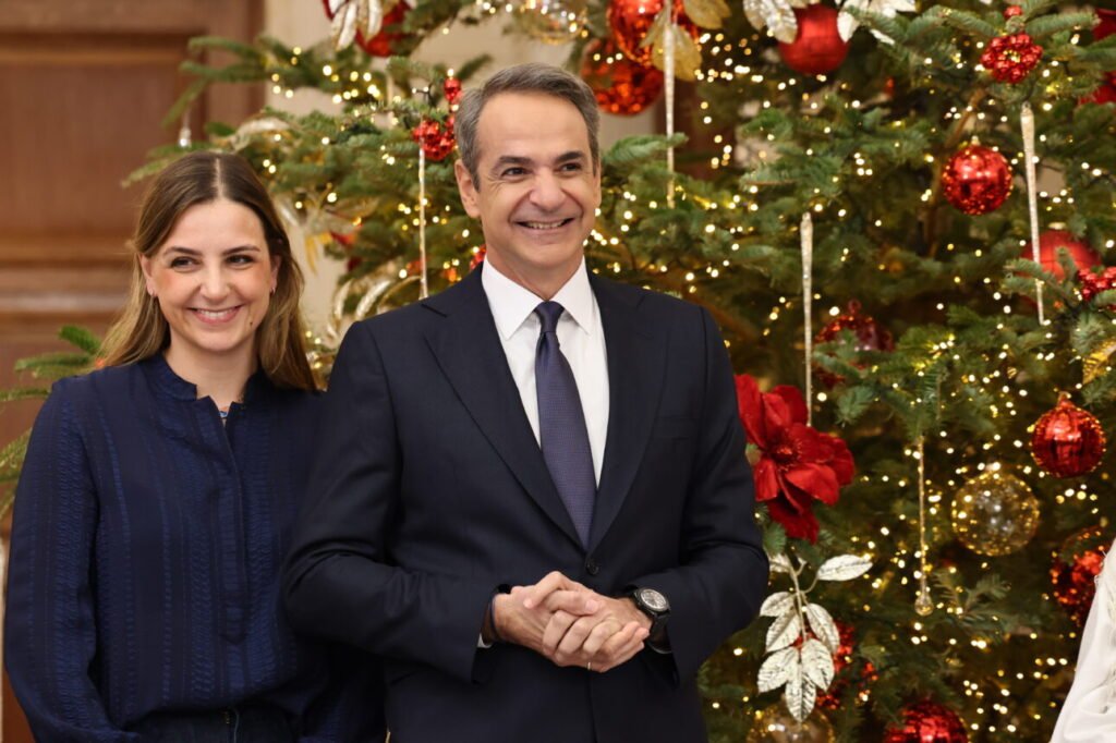 Εικόνες από τα πρωτοχρονιάτικα κάλαντα στον Πρωθυπουργό – στο πλευρό του η κόρη του Σοφία