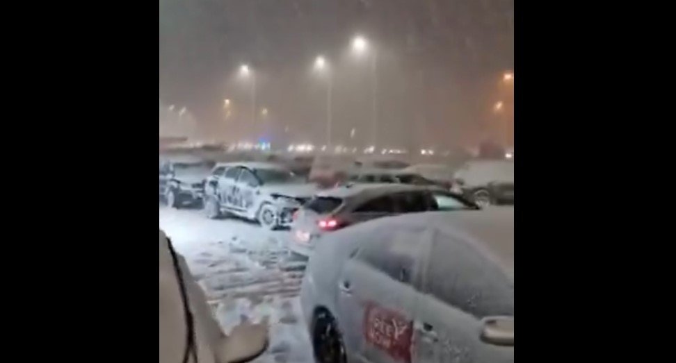 Πολωνία: Μποτιλιάρισμα 20 χιλιομέτρων από το χιόνι – Εγκλωβισμένοι όλη τη νύχτα με παγετό (Βίντεο)