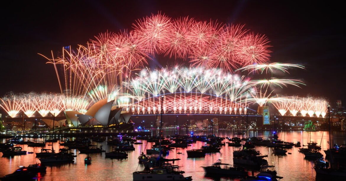 Ο πλανήτης καλωσορίζει το 2026 με λάμψη και αισιοδοξία – Εικόνες και βίντεο από την αλλαγή χρόνου