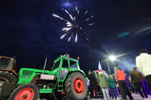 Μπλόκο Νίκαιας: Οι αγρότες ετοιμάζονται για την αλλαγή του χρόνου – ΦΩΤΟ και ΒΙΝΤΕΟ