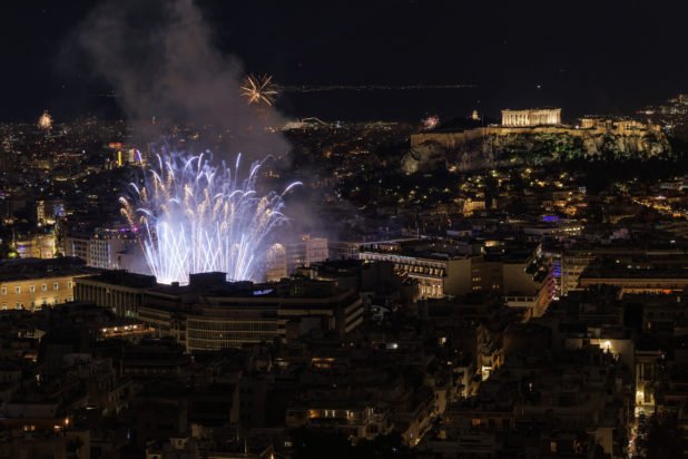 Με πυροτεχνήματα και πολλή μουσική υποδέχτηκε η Ελλάδα το 2026 – Δείτε βίντεο και φωτογραφίες