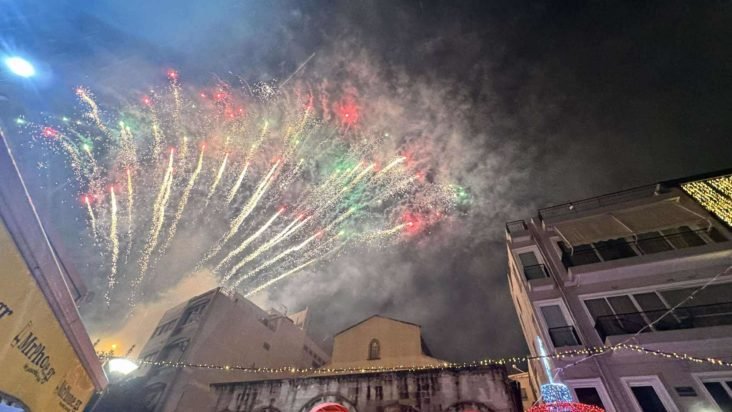 Κρήτη: Υπό βροχή και με σόου πυροτεχνημάτων υποδέχτηκε το Ηράκλειο το 2026