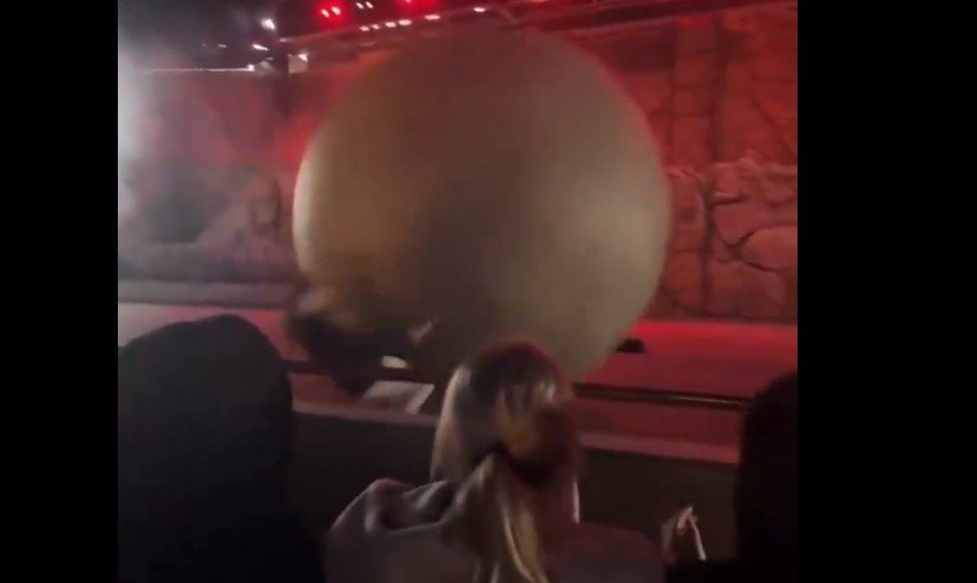 Σοβαρό ατύχημα στο Disney World – Εργαζόμενος τραυματίστηκε από βράχο που κυλούσε στον κόσμο (Βίντεο)