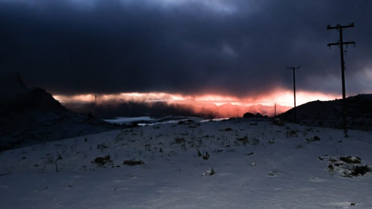 Καιρός: Χιόνια και χαμηλές θερμοκρασίες στην Ήπειρο – Επιχείρηση απεγκλωβισμού 5 οχημάτων στο Ζαγόρι