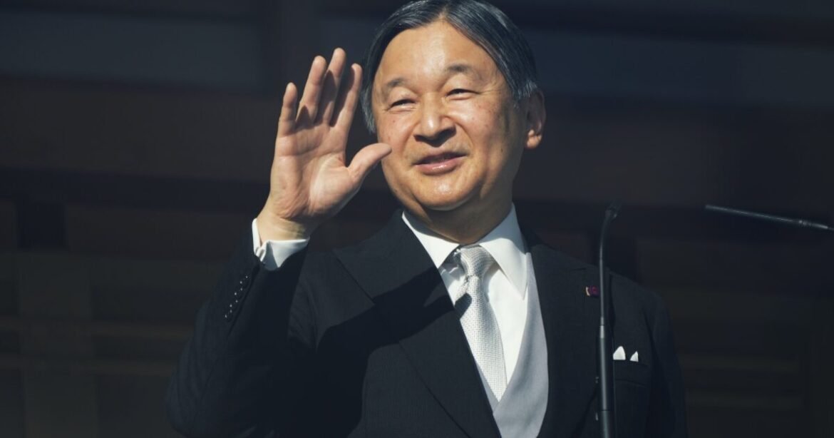 Νεαρός γδύθηκε μπροστά στον αυτοκράτορα της Ιαπωνίας – Έβγαλε τα ρούχα του και άρχισε να φωνάζει