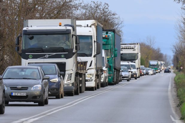 Μετ’ εμποδίων η επιστροφή των εκδρομέων – Χαμηλές ταχύτητες στην εθνική οδό από το Μαρτίνο έως τη Θήβα