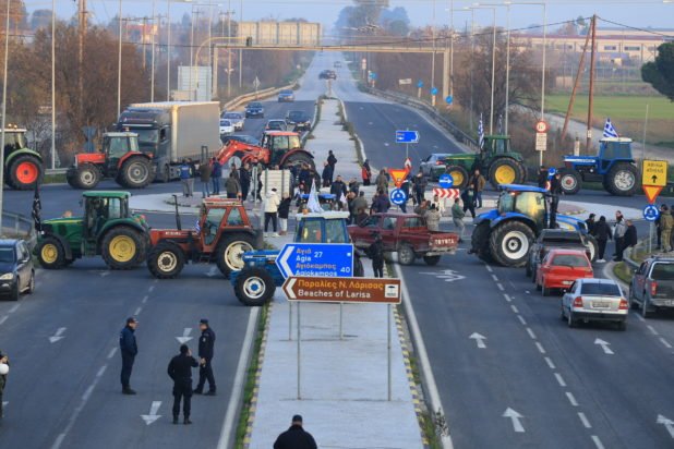 Ώρα αποφάσεων για τους αγρότες που συνεδριάζουν στα Μάλγαρα – Στο τραπέζι και πρόταση για 48ωρο «μπλακ άουτ»