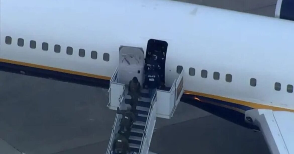 Στη στρατιωτική βάση Στιούαρτ προσγειώθηκε το αεροπλάνο με τον Μαδούρο και τη σύζυγό του (Βίντεο)