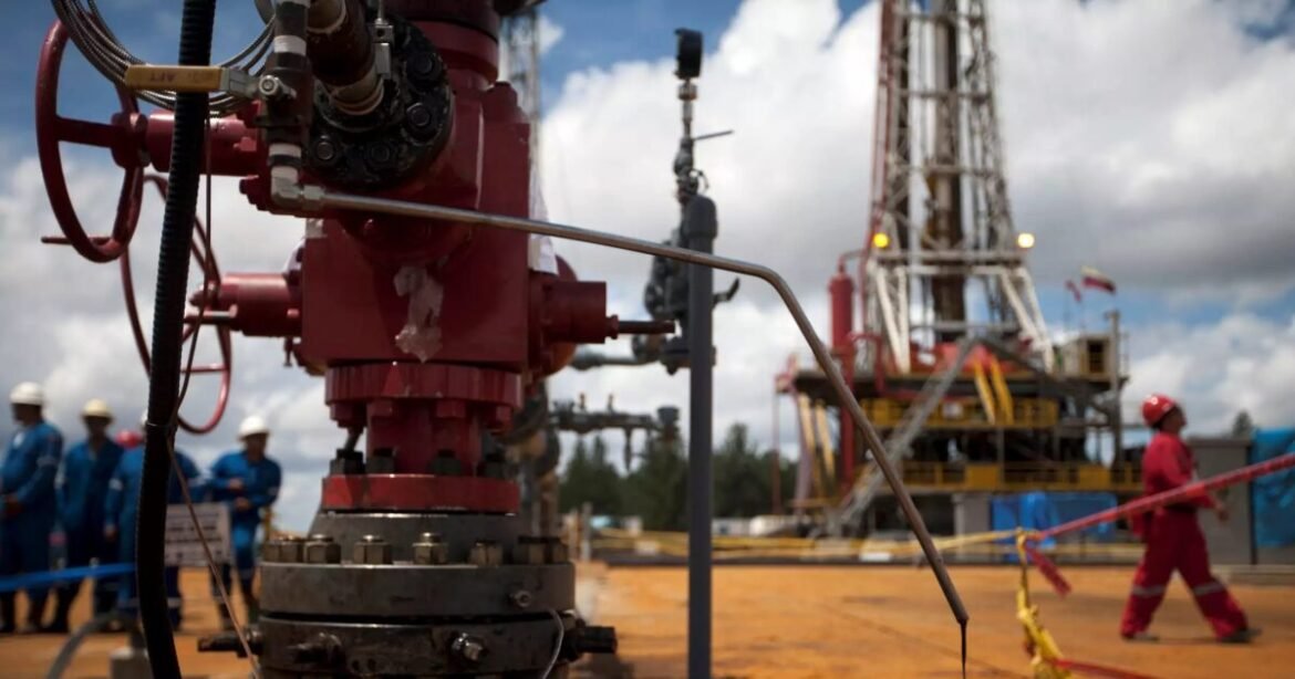 18 τρισεκατομμύρια λόγους έχουν οι πετρελαϊκές να γλυκοκοιτάνε τη Βενεζουέλα