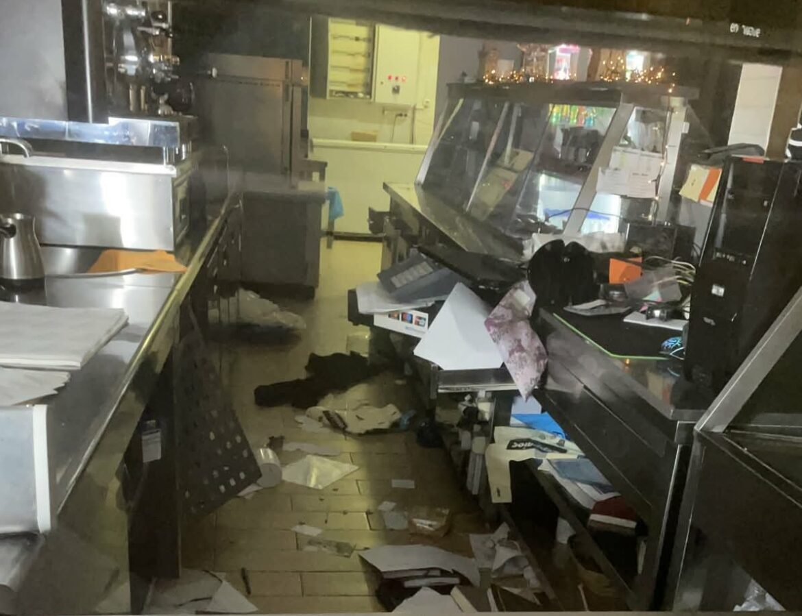 Βόλος: Έκαναν γυαλιά καρφιά κατάστημα στο κέντρο της πόλης – Δείτε εικόνες