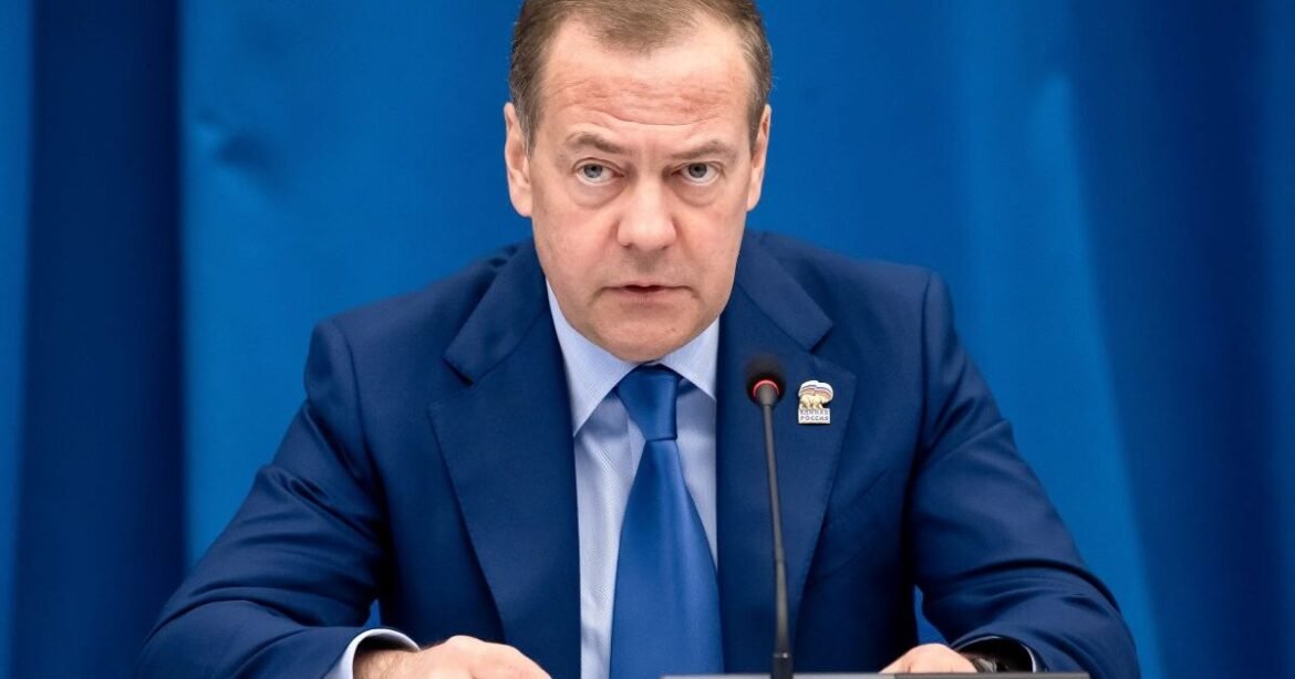 Μεντβέντεφ: Παράνομες αλλά συνεπείς στα συμφέροντα των ΗΠΑ οι ενέργειες Τραμπ στη Βενεζουέλα