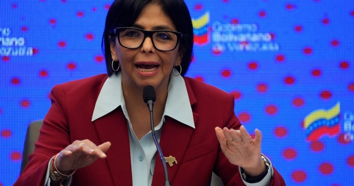 Μετά τις νέες απειλές Τραμπ, η Ροντρίγκεζ πρόθυμη τώρα να συνεργαστεί με τις ΗΠΑ