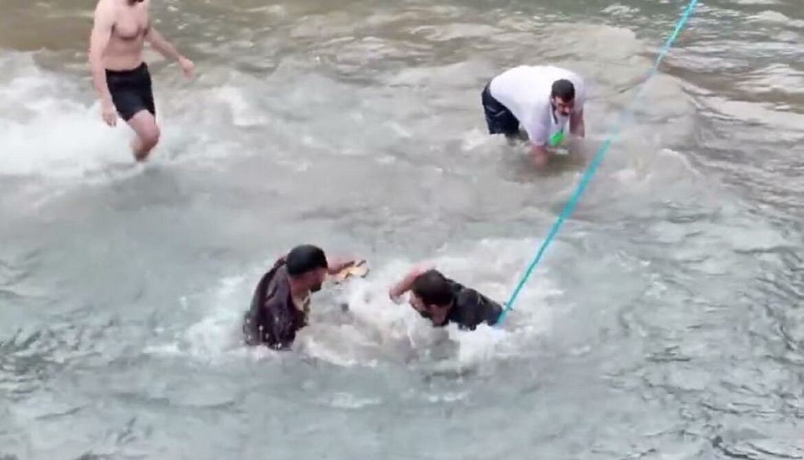 Τρίκαλα: Μικροένταση στην τελετή κατάδυσης του Τίμιου Σταυρού – «Όχι έτσι, παιδιά» – Δείτε βίντεο