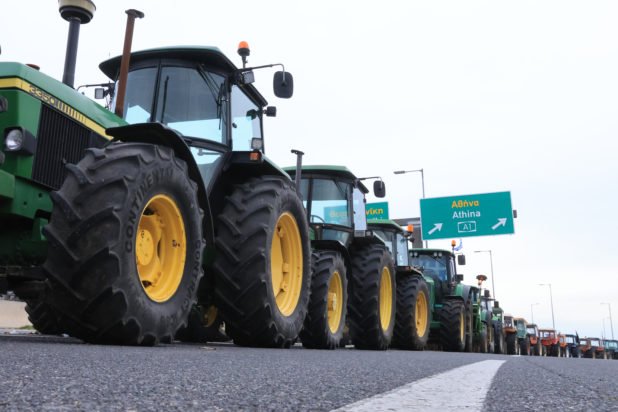 Σε στάση αναμονής οι αγρότες μέχρι την εξειδίκευση των μέτρων στήριξης – Συντονισμός των μπλόκων μετά τις
